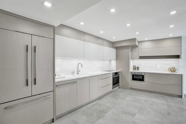 Building Photo - 209 N Fort Lauderdale Beach Blvd
