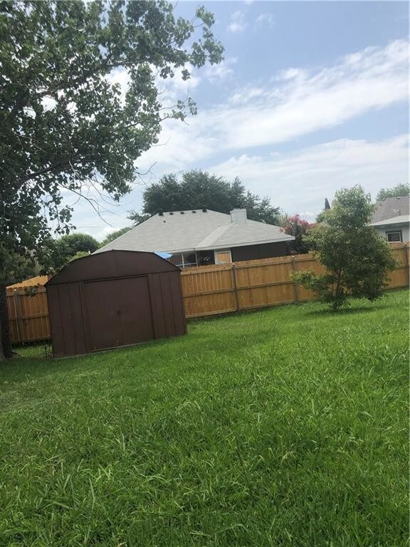 Building Photo - 4910 Lindsey Dr