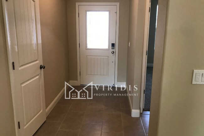 Foto del edificio - 5901 Blue Spruce Ave