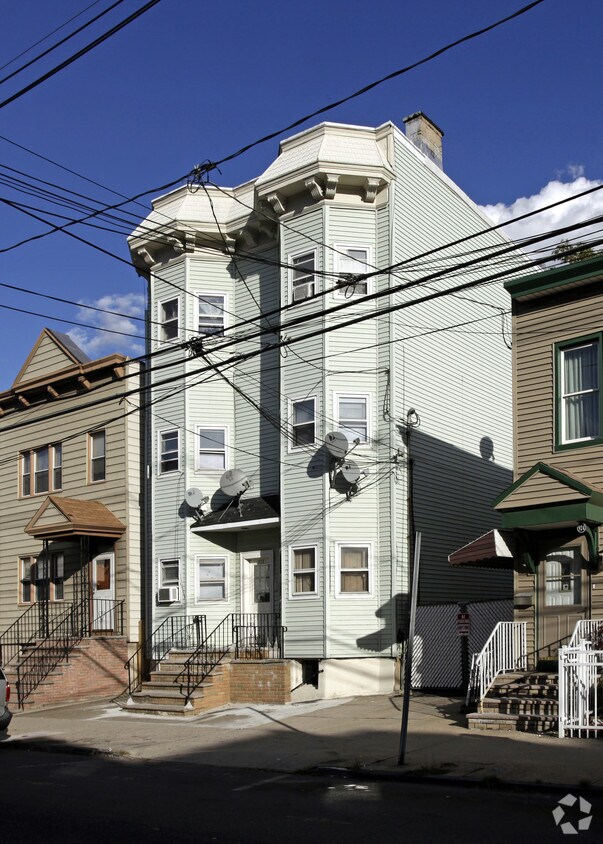 Building Photo - 926 West Side Ave