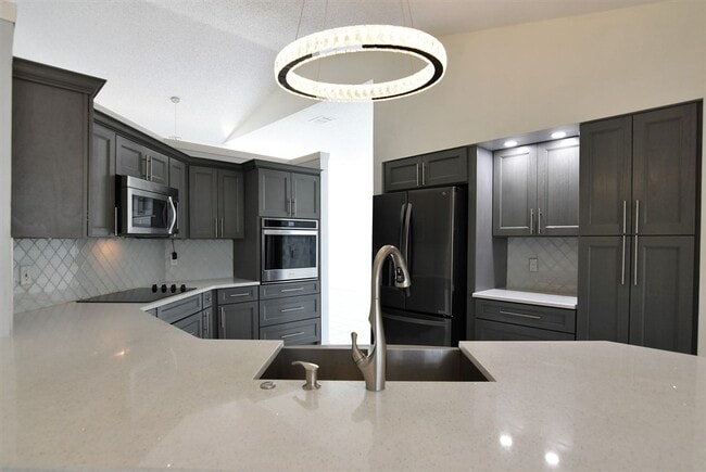 Building Photo - 4br 3ba POOL HOME in Forest Ridge.. Attach...