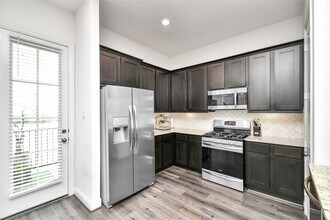 Building Photo - 11012 Mikula Dr