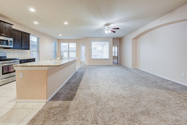 Building Photo - Available for immediate move-in!