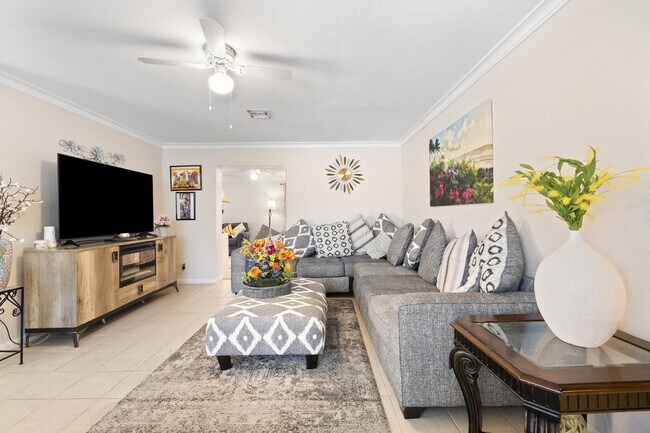 Building Photo - Flamingo Estates - single family home, close to Downtown and pet friendly!