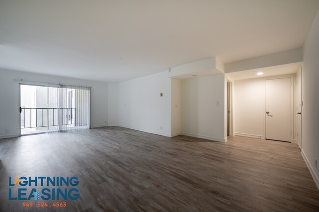 Foto del edificio - Spacious and Sunlit One-Bedroom Home Offer...