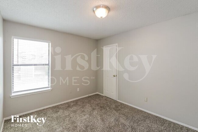 Foto del edificio - 701 Long Hill Ct