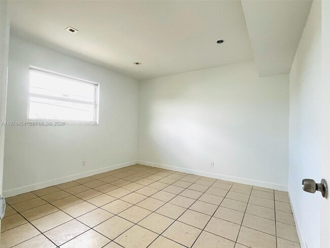 Building Photo - 608 SW 16th Ave