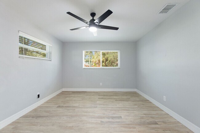 Foto del edificio - An Absolute Must-See! Discover this stunning 1-bedroom, 1-bath duplex in the highly sought-after ...