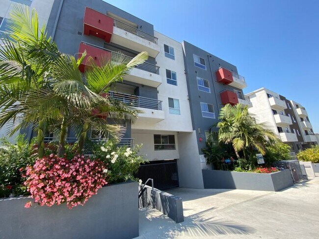 Foto del edificio - 5026 Rosewood Ave