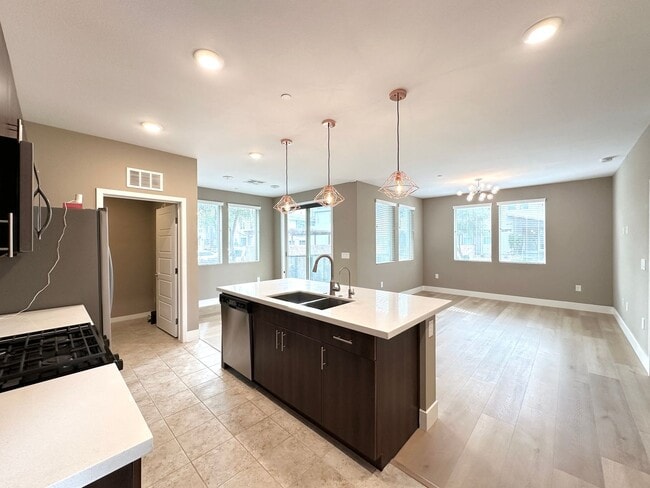 Building Photo - Charleston & 215 Aka Affinity