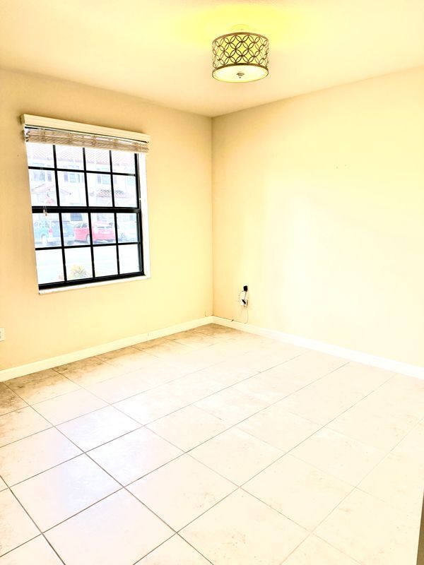 Building Photo - 3219 SE 5th Ct