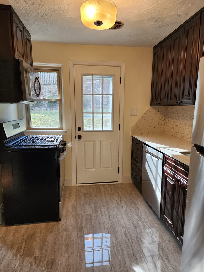 kitchen - 470 Serpentine Dr