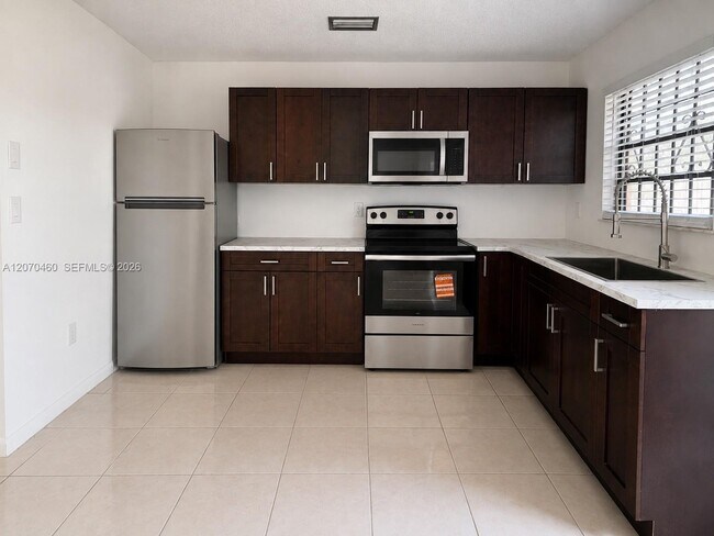 Foto del edificio - 2484 NW 101st St