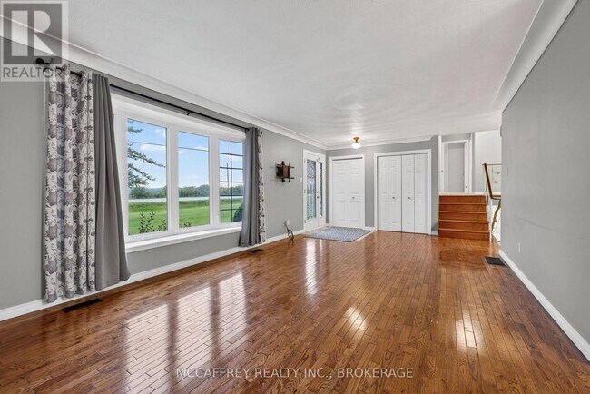 Photo du bâtiment - 942 Lennox and Addington County Rd 1 E