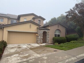 Building Photo - 1018 Gamay Dr