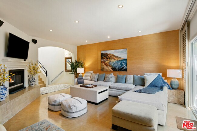 Foto del edificio - 6435 Zumirez Dr