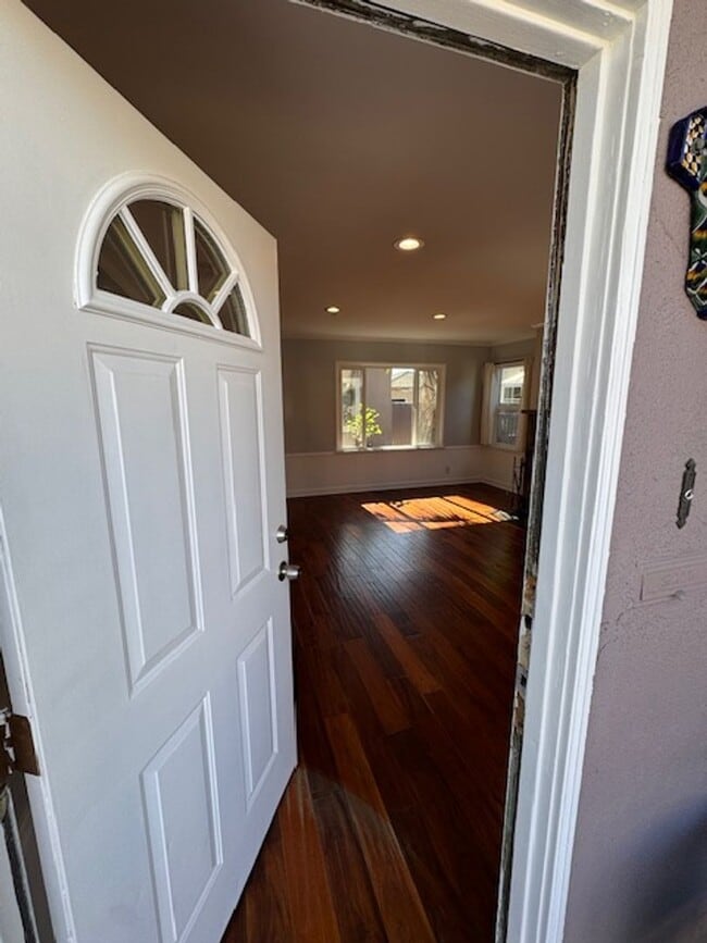 Building Photo - Move in Ready 2 bed 2 bath Home Near 2nd S...