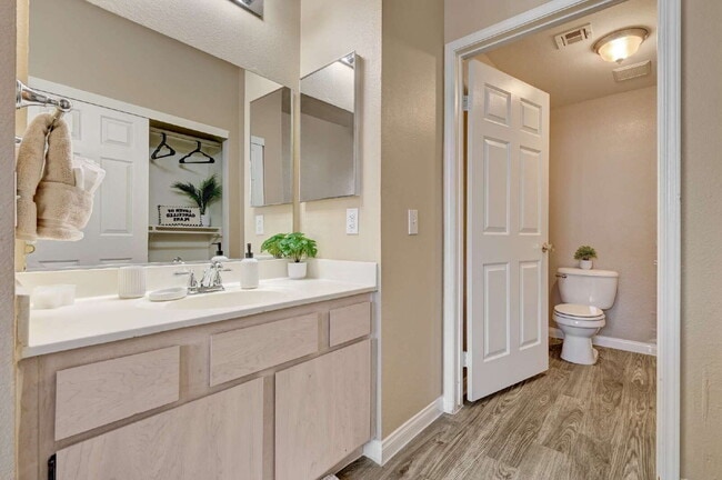 Building Photo - Ground Floor 2BD/2BA Condo in Gated Henderson Community – Resort-Style Amenities!