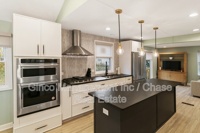 Building Photo - 635 E Prairie Ave