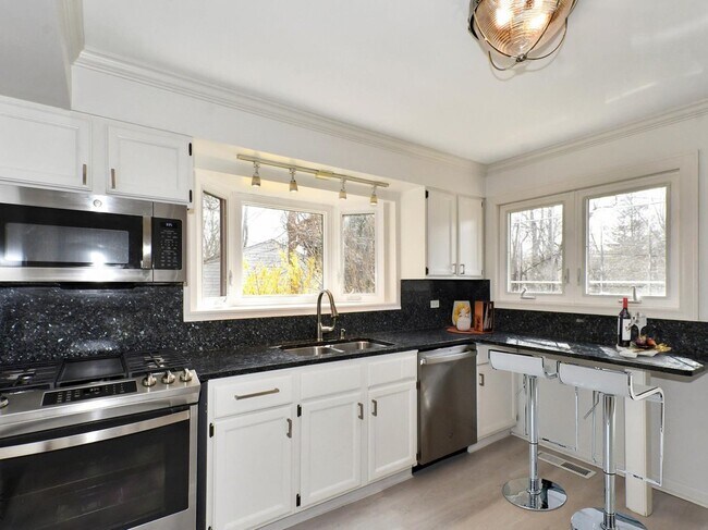 Building Photo - 928 Echo Ln