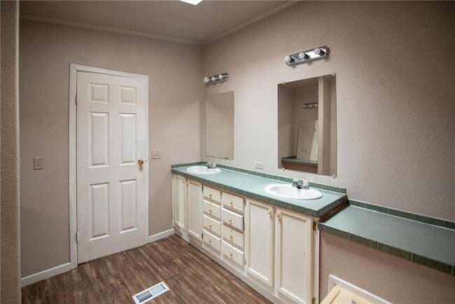 Building Photo - 2109 Pershing Dr