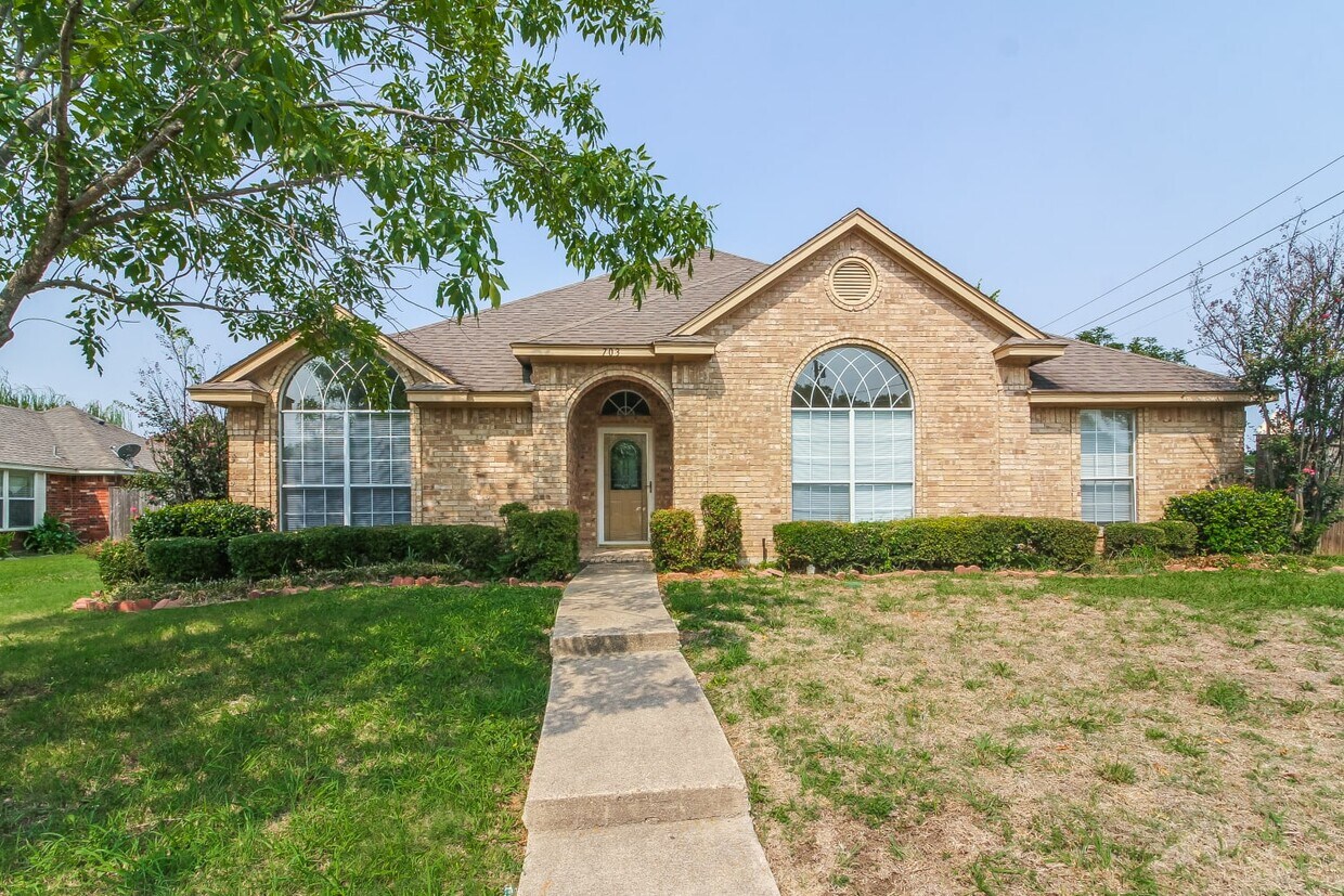 703 Fox Glen Rd House Rental in Lancaster, TX