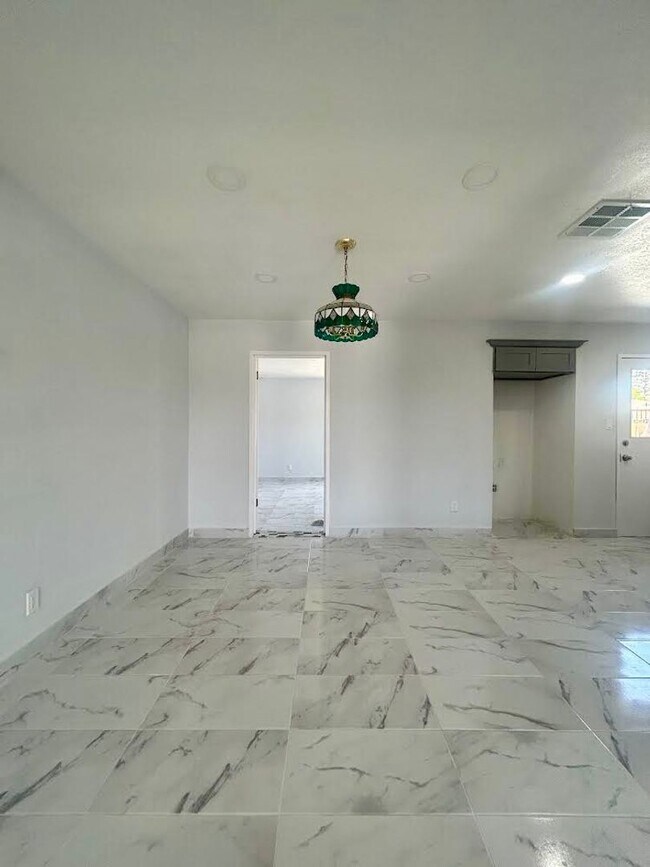 Foto del edificio - Explore this attractive property in Delano, ready for immediate occupancy - Renovated!!!