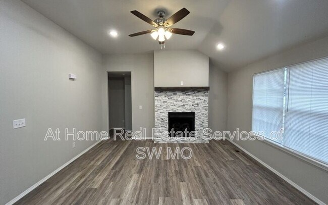 Building Photo - 533 S Evergreen Ave