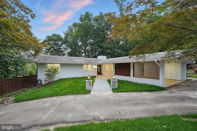 Building Photo - 866 Canal Dr