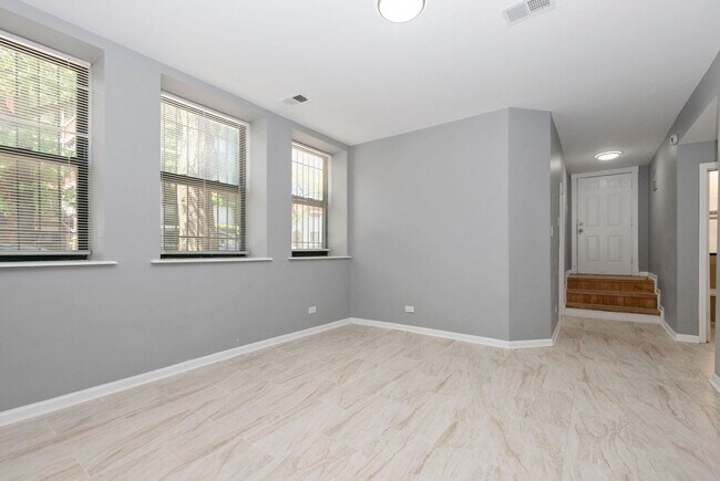 Foto del edificio - Two Bedroom in South Shore