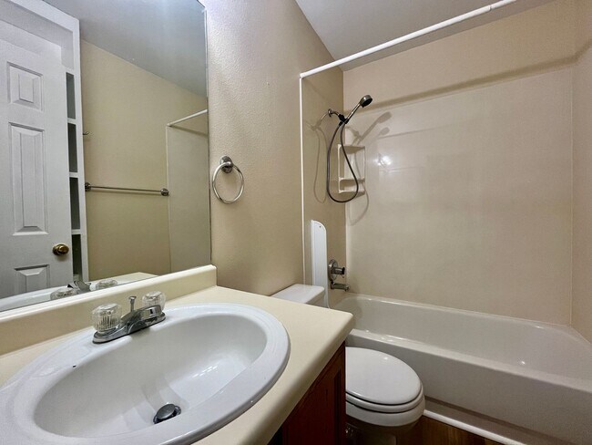 Building Photo - NEWLY UPDATED 3 BEDROOM DOWNTOWN DUPLEX