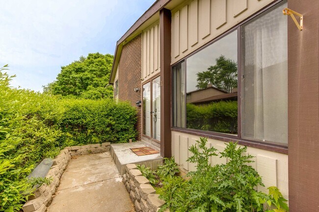 Building Photo - 567 Forum Dr