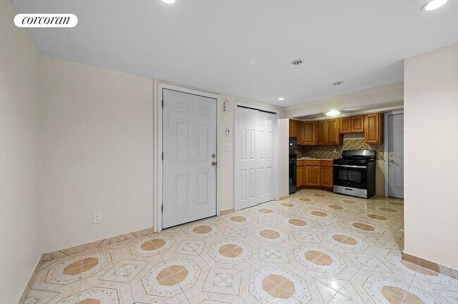 Building Photo - 30-06 Hobart St