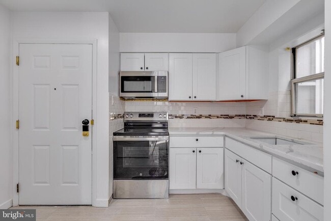 Building Photo - 4242 Pine St