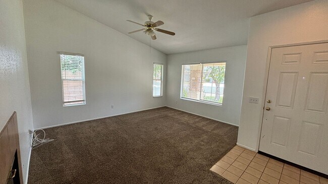 Building Photo - Spacious 3 bed 2 bath home.