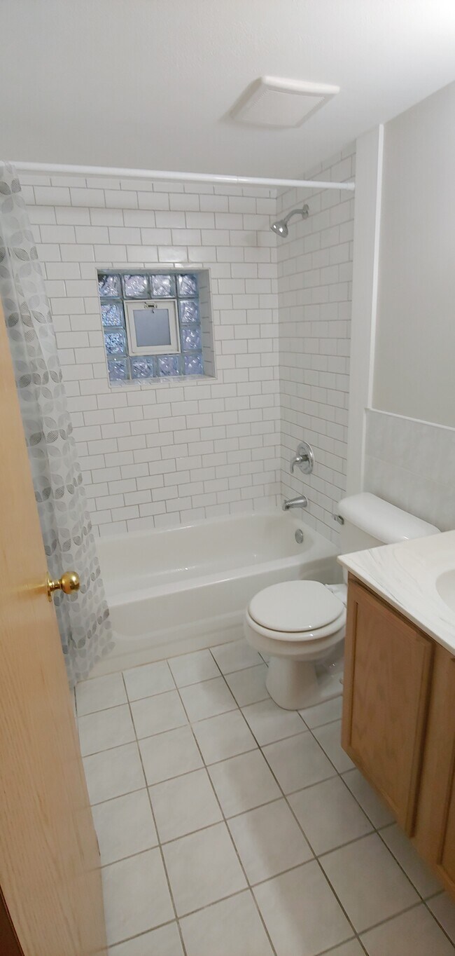 Full bath - 2148 S China Plz