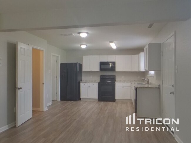 Building Photo - 3436 Pikes Peak Dr