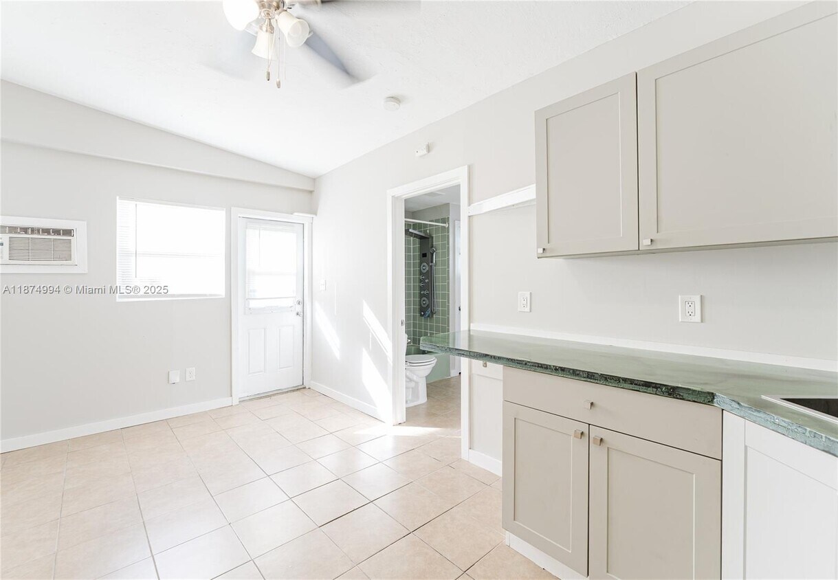 Foto principal - 1560 NE 42nd St