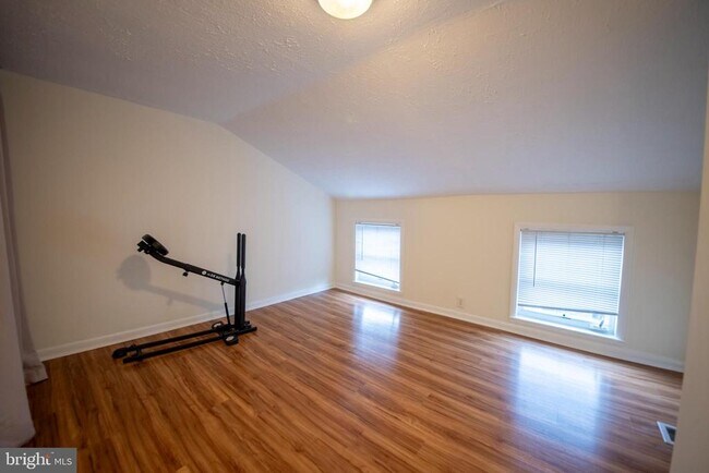 Building Photo - 913 W Lombard St