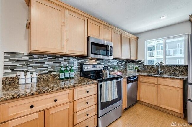 Foto del edificio - Modern Updated large Bellevue 2bd 2bath Condo!