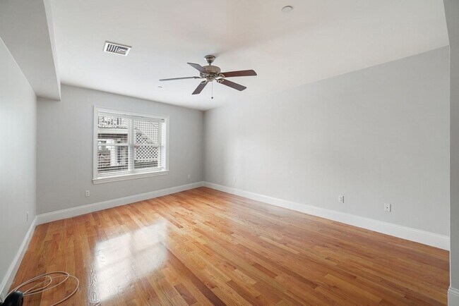 Building Photo - 121 W 7th St
