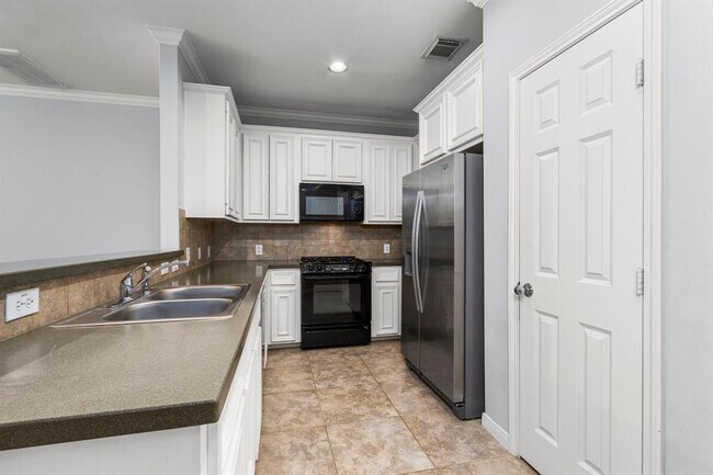 Building Photo - 707 W Heights Hollow Ln