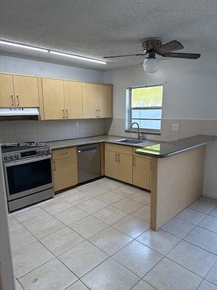 Building Photo - 3920 Woodside Dr