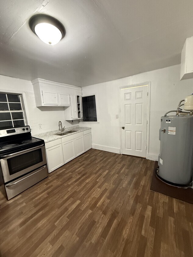 Primary Photo - 1028 Bridge St