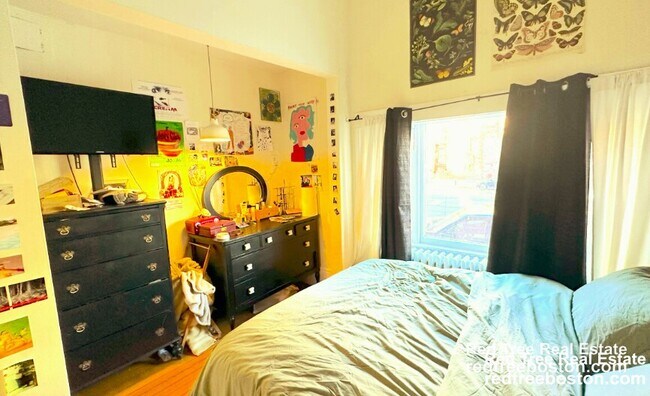 Building Photo - 583 Beacon St