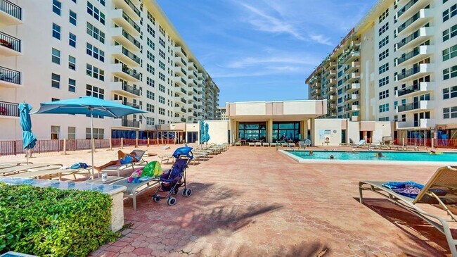 Building Photo - 1149 Hillsboro Mile