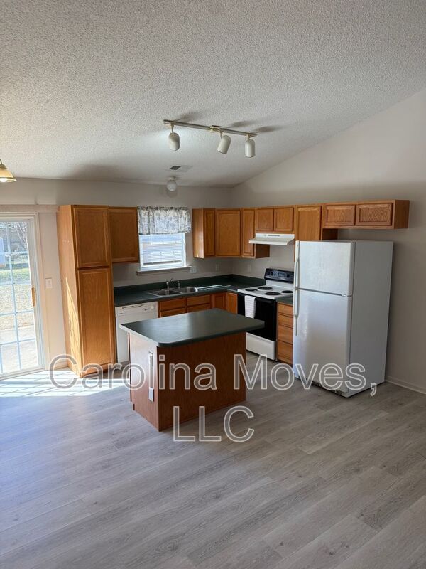 Foto del edificio - 325 Honor Rd