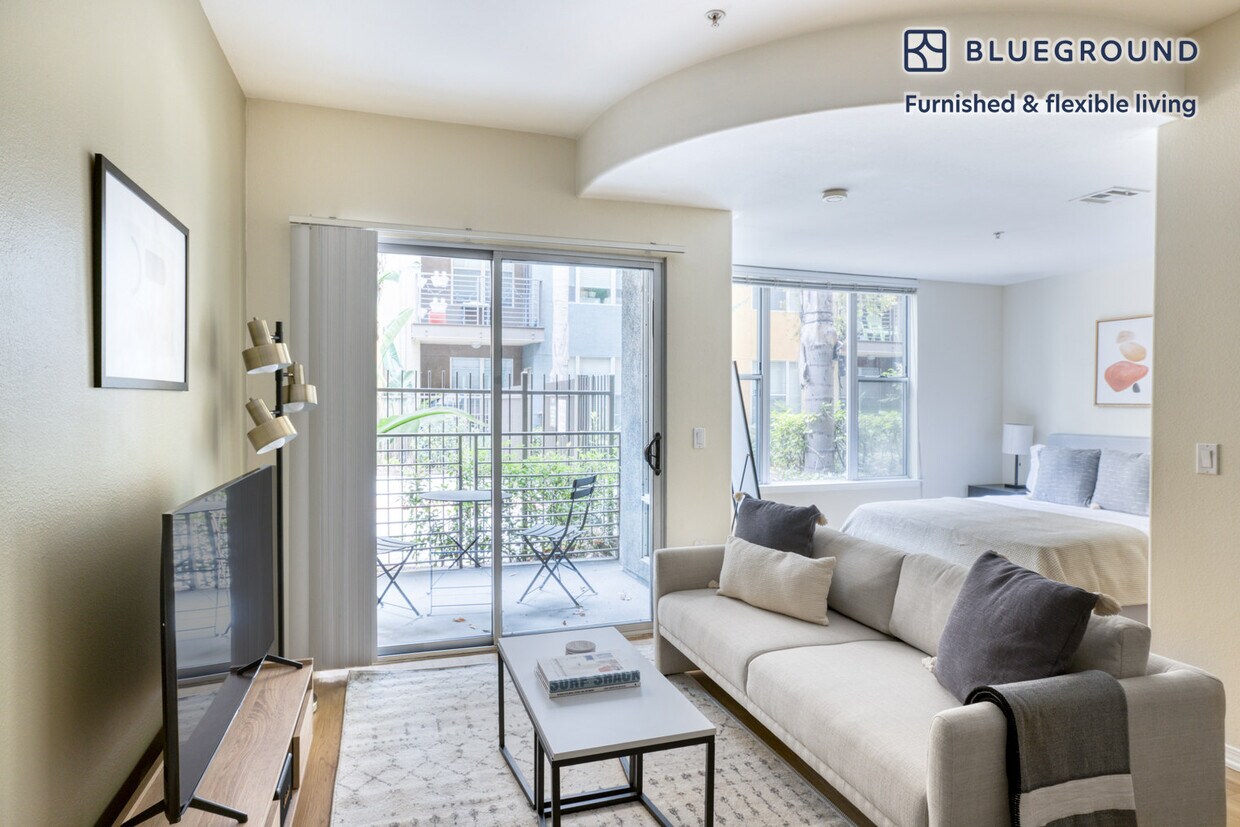 Foto principal - 5211 Pacific Concourse Dr