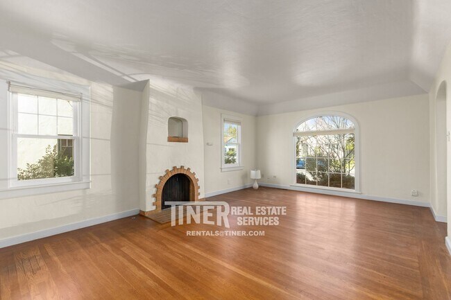 Building Photo - Charming Land Park Gem