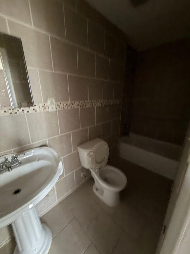 Foto del edificio - 246 Roseville Ave